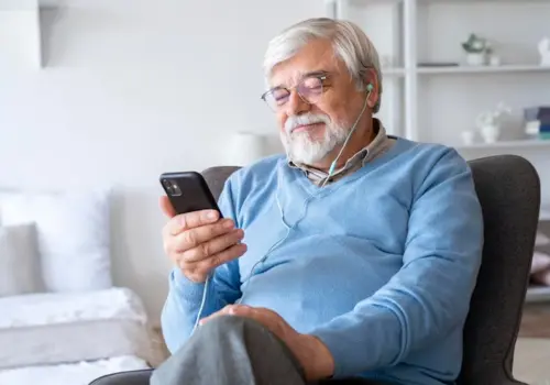 Como melhorar a vida de um idoso usando esses aplicativos ( Imagem: Freepik)