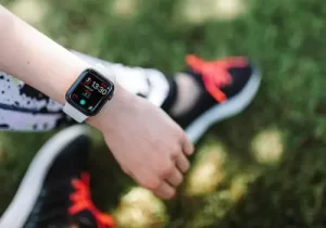 Relógios e pulseiras inteligentes viram tendência fitness